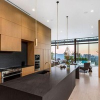 Area dapur didominasi oleh kayu yang menciptakan atmosfer hangat. Makin bikin betah tinggal di rumah. (Foto: dok. MLS via The Sun)