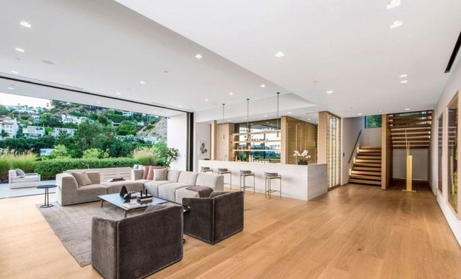 Selain ruang keluarga yang luas, Ariana juga dimanjakan oleh berbagai fasilitas pendukung. Ada gym dan sebuah ruangan yang didedikasikan untuk spa. (Foto: dok. MLS via The Sun)