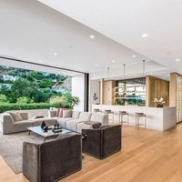 Selain ruang keluarga yang luas, Ariana juga dimanjakan oleh berbagai fasilitas pendukung. Ada gym dan sebuah ruangan yang didedikasikan untuk spa. (Foto: dok. MLS via The Sun)