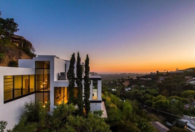 Ariana Grande dikabarkan baru saja membeli sebuah rumah di kawasan elite Hollywood Hills, California, AS. Dikabarkan The Sun, Ariana sebelumnya tinggal di rumah sewaan yang berada di sekitaran Beverly Hills selama beberapa tahun terakhir. (Foto: dok. MLS via The Sun)
