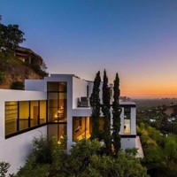 Ariana Grande dikabarkan baru saja membeli sebuah rumah di kawasan elite Hollywood Hills, California, AS. Dikabarkan The Sun, Ariana sebelumnya tinggal di rumah sewaan yang berada di sekitaran Beverly Hills selama beberapa tahun terakhir. (Foto: dok. MLS via The Sun)
