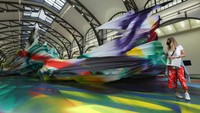 Katharina Grosse menyulap stasiun kereta di Hamburger Bahnhof menjadi museum seni kontemporer dengan mengambil tema It Was Not Us.