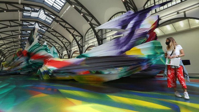 Seniman asal Jerman, Katharina Grosse, menyulap stasiun kereta di Hamburger Bahnhof menjadi museum seni kontemporer. Penasaran?