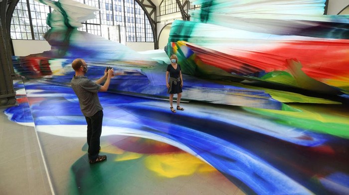 Seniman asal Jerman, Katharina Grosse, menyulap stasiun kereta di Hamburger Bahnhof menjadi museum seni kontemporer. Penasaran?