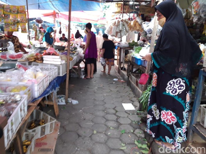 Situasi Pasar Kedip Kby Lama, Jaksel, Senin (15/6).