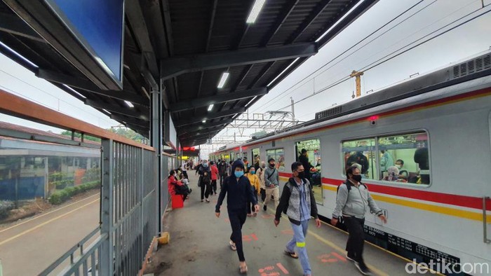 Stasiun Bekasi, 15 Juni, pagi. (Isal M/detikcom)
