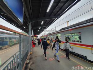 Suara Pengguna KRL di Bekasi soal SE Jam Kerja 2 Gelombang