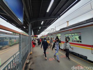 Pemkot Bekasi Sosialisasi Penggunaan Baju Lengan Panjang bagi Penumpang KRL