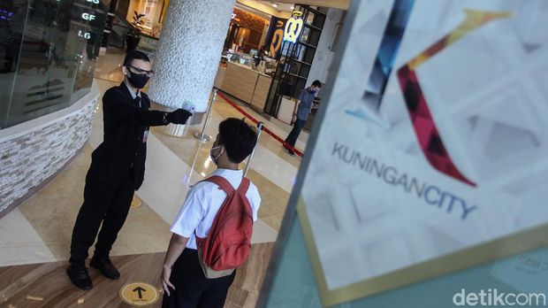 Sejumlah mal di Jakarta kembali dibuka untuk umum hari ini, Senin (15/6). Meski kembali dibuka, pengunjung dan pegawai diimbau untuk patuhi protokol kesehatan.
