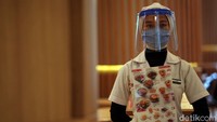 Tak hanya pengunjung, para pegawai pun diimbau untuk mengenakan masker dan face shield atau pelindung wajah saat beraktivitas di dalam mal.