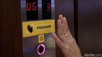 Penerapan protokol kesehatan turut diterapkan di lift. Tombol lift pun diganti dengan mengandalkan teknologi sensor untuk meminimalkan sentuhan.