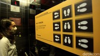 Kapasitas pengunjung di dalam lift pun dibatasi hingga 9 orang.