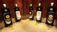 Penerapan physical distancing atau jaga jarak juga turut diterapkan di dalam toilet. Hal itu dilakukan guna mencegah penyebaran COVID-19.