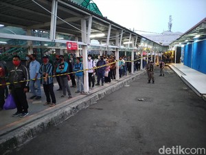 Senin Kedua PSBB Transisi: Stasiun Bogor Ramai, Antrean Mengular