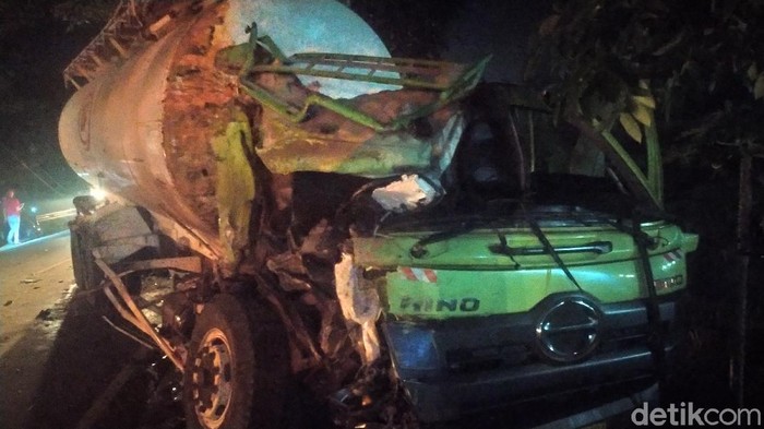 Tabrakan maut tronton vs truk tangki di Cianjur, satu orang tewas