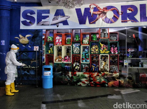 Penyemprotan cairan disinfektan tersebut dilakukan di setiap sudut ruangan di area Sea World, Ancol. Penyemprotan cairan disinfektan tersebut dilakukan di setiap sudut ruangan di area Sea World, Ancol.