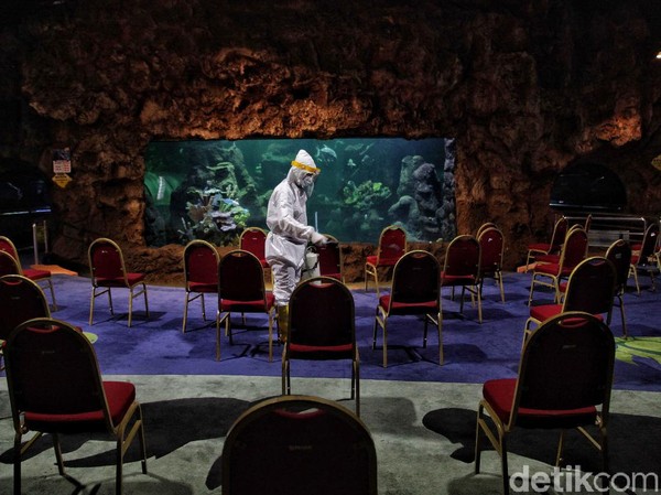 Penerapan physical distancing atau jaga jarak pun turut dilakukan, salah satunya dengan mengurangi jumlah pengunjung yang hendak berwisata di kawasan Ancol. Penerapan physical distancing atau jaga jarak pun turut dilakukan, salah satunya dengan mengurangi jumlah pengunjung yang hendak berwisata di kawasan Ancol.
