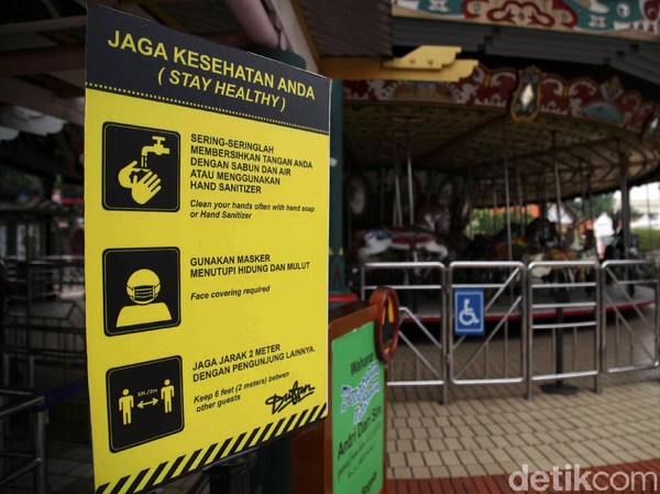 Nantinya, penerapan protokol kesehatan seperti mengenakan masker, menjaga jarak hingga rutin membersihkan diri saat beraktivitas di taman bermain itu pun wajib dipatuhi tak hanya oleh pengunjung tetapi juga para pegawai di taman bermain tersebut. Nantinya, penerapan protokol kesehatan seperti mengenakan masker, menjaga jarak hingga rutin membersihkan diri saat beraktivitas di taman bermain itu pun wajib dipatuhi tak hanya oleh pengunjung tetapi juga para pegawai di taman bermain tersebut.