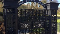 The Alwick Poison Garden ditandai dengan pagar hitam yang menjulang dan lambang tengkorak. (The Alnwick Poison Garden)