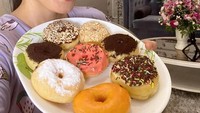 Begini nih masa-masa di awal Titi coba masak di rumah. Ia berujar, Bikin makanan itu goalsnya cuma 1, yg penting anak2 sama suami suka. Foto: Instagram titi_kamall