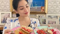 Pancake di tangan Titi ini juga hasil buatannya loh. Istri Christian Sugiono ini mengkreasikannya dengan selai Nutella, sirup maple, stroberi, sampai pisang. Bikin ngiler! Foto: Instagram titi_kamall