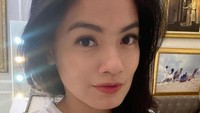 Lebih menggoda mana nih? Senyum Titi atau ogura pandan cake buatannya? Di kesempatan yang sama, ia juga bikin daging tumis ala restoran Jepang. Foto: Instagram titi_kamall
