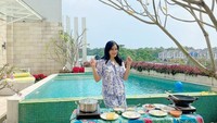 Supaya tak bosan masak di dapur, aktris 38 tahun ini eksperimen masak di pinggir kolam renang. Peralatan masaknya sudah lengkap loh! Foto: Instagram titi_kamall