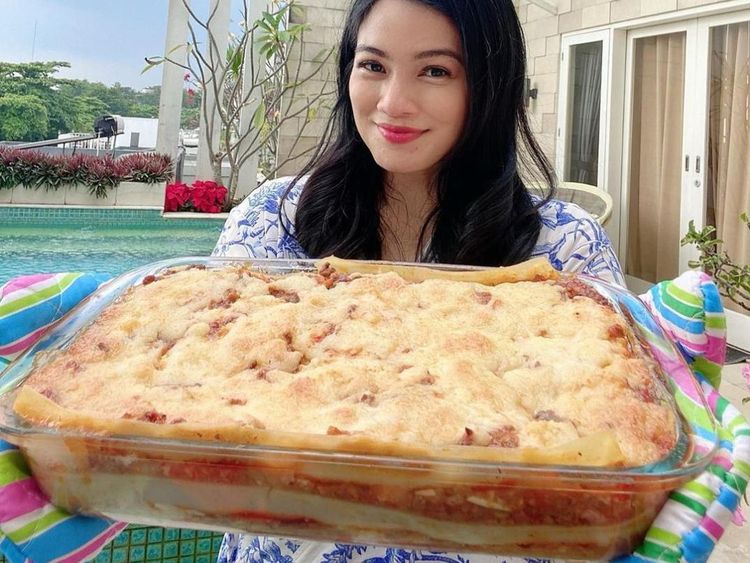 Titi Kamal Makin Jago Masak Saat di Rumah Saja, Ini Buktinya!