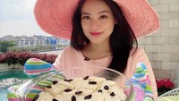 Hari ini memutuskan utk share resep PUDING ROTI lengkap sama fla nya yg super lezat 😝karena mau piknik2an sama Kai😝👌yeay berhasillll & cantik bentuknya, tulis Titi di keterangan foto. Wah, ibu dan istri idaman banget nih! Foto: Instagram titi_kamall