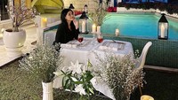 Titi Kamal sangat membatasi aktivitas di luar rumah guna mengurangi risiko penyebaran virus Corona. Untuk makan malam romantis bersama suaminya saja, ia memilih di halaman rumah. Meski begitu, pemandangannya tetap keren ya? Foto: Instagram titi_kamall