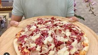 Kalau ini ekspresi bahagia Tian saat dibuatkan pizza oleh sang istri. Toppingnya berlimpah banget ya? Ada sosis, smoked beef, sampai keju! Foto: Instagram titi_kamall