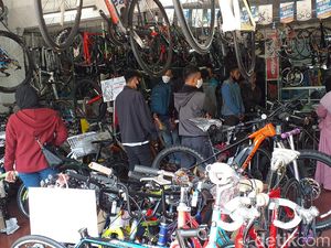 Tren Gowes Saat Transisi New Normal, Warga Surabaya Serbu Toko Sepeda