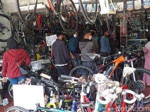 Tren Gowes Saat Transisi New Normal, Warga Surabaya Serbu Toko Sepeda