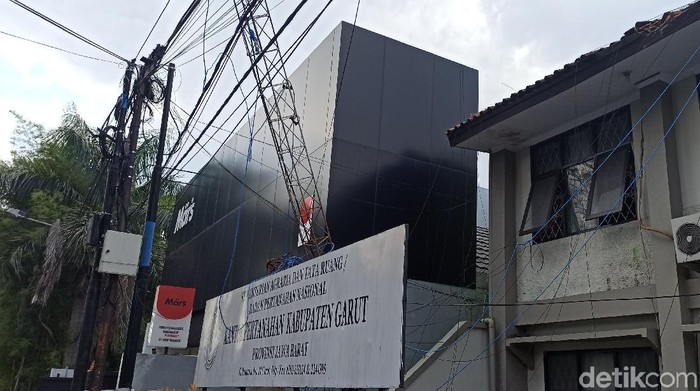 Tower di kantor Pertanahan Garut ambruk, lima orang luka serius