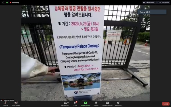Selesai memilih baju, kita diarahkan ke Istana Gyongbok. Singa hanya memakai setelan baju adat atas saja, karena kota Seoul sedang memasuki musim panas dengan suhu saat itu tercatat 32 derajat. Untuk diketahui, Istana Gyeongbok tutup sampai tanggal 14 Juni lalu karena pandemi Corona. Selesai memilih baju, kita diarahkan ke Istana Gyongbok. Singa hanya memakai setelan baju adat atas saja, karena kota Seoul sedang memasuki musim panas dengan suhu saat itu tercatat 32 derajat. Untuk diketahui, Istana Gyeongbok tutup sampai tanggal 14 Juni lalu karena pandemi Corona.