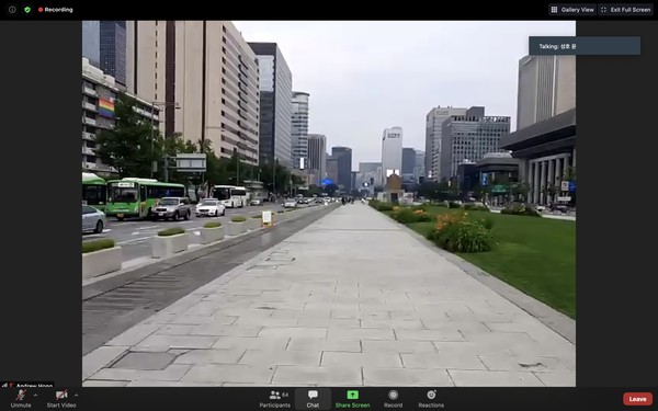 Lalu, kita diajak menyusuri Gwanghwamun Square. Inilah area yang sering dijadikan latar syuting drakor (drama korea) terkenal. Di lokasi ini terdapat Patung Raja Sejong yang menciptakan huruf Korea, sebelumnya mereka menggunakan huruf Mandarin. Lalu, kita diajak menyusuri Gwanghwamun Square. Inilah area yang sering dijadikan latar syuting drakor (drama korea) terkenal. Di lokasi ini terdapat Patung Raja Sejong yang menciptakan huruf Korea, sebelumnya mereka menggunakan huruf Mandarin.