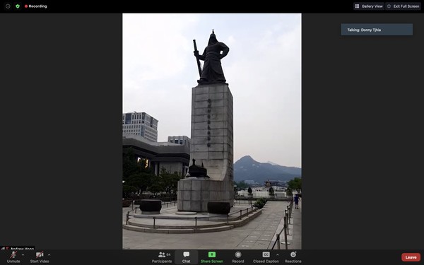 Ikon lain dari Gwanghwamun Square yakni Patung Jendral Yi Sun Shin beserta kapalnya, yang terkenal dengan cerita pertempuran 12 kapal memenangkan di 23 pertempuran melawan penjajah Jepang. Ikon lain dari Gwanghwamun Square yakni Patung Jendral Yi Sun Shin beserta kapalnya, yang terkenal dengan cerita pertempuran 12 kapal memenangkan di 23 pertempuran melawan penjajah Jepang.