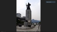 Ikon lain dari Gwanghwamun Square yakni Patung Jendral Yi Sun Shin beserta kapalnya, yang terkenal dengan cerita pertempuran 12 kapal memenangkan di 23 pertempuran melawan penjajah Jepang.