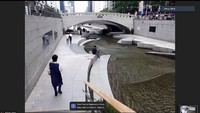 Di akhir perjalanan, kita diajak ke Cheonggye Stream, sungai paling ikonik dan paling ramai oleh wisatawan di kota Seoul. Ridwan Kamil terinspirasi dan akan menerapkannya ke Kalimalang dan ada kembarannya juga di Bali.
