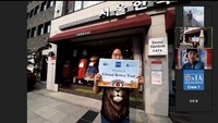 Tur virtual kali ini dipandu oleh Singa Yoon, guide berbahasa Indonesia. Tur dimulai di sore hari karena cuaca di Seoul sedang panas-panasnya. Penampakan pertama yang diperlihatkan kepada kami adalah sebuah toko persewaan baju khas Korea, hanbok, yakni di Seoul Hanbok Cafe. Lokasinya berada di seberang tempat parkir Istana Gyeongbok.