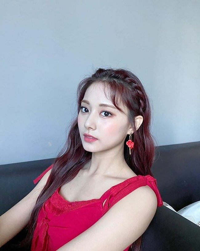 Selama tujuh tahun, Tzuyu TWICE diperhitungkan sebagai wanita tercantik di dunia dalam daftar TC Candler. Personel termuda TWICE ini berasal dari Taiwan. Tzuyu ditemukan oleh pencari bakat di sebuah workshop, hingga akhirnya pindah ke Korea Selatan untuk memulai training. Foto: dok. Instagram twicetagram