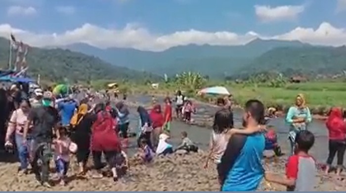 Objek wisata air Cihonje di Sumedang viral di media sosial dan menarik minat masyarakat untuk berkunjung. Kini ramai dikunjungi warga, pihak desa setempat pun mengaku terus mengimbau wisatawan untuk menerapkan protokol kesehatan seperti jaga jarak dan memakai masker.