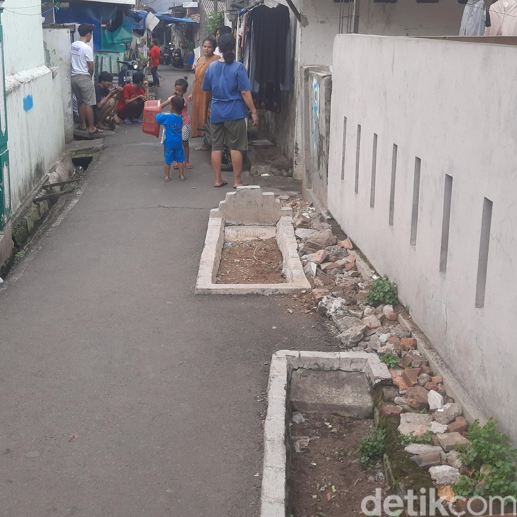 Viral kuburan di jalanan gang di Jaktim