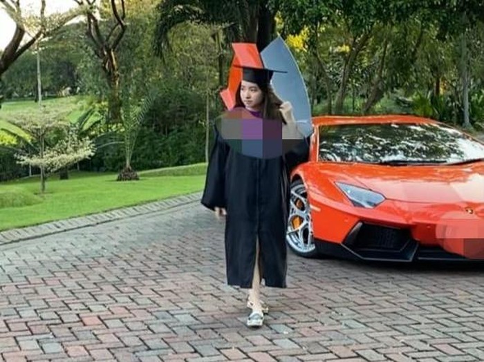 viral wisuda naik lamborghini