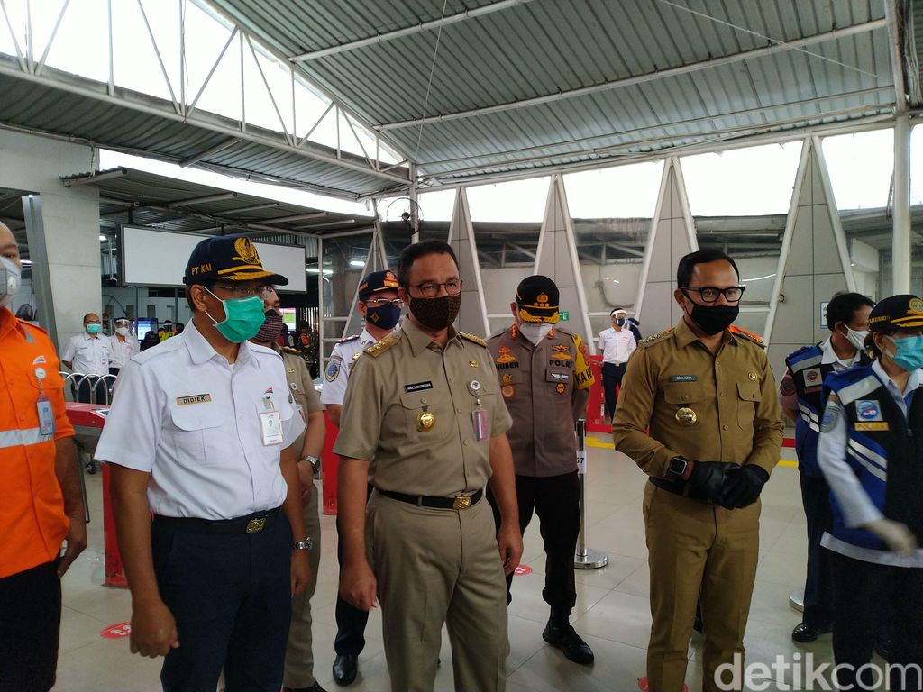 Wali Kota Bogor Bima Arya dan Gubernur Jakarta Anies Baswedan di Stasiun Bogor. (Sachril AB/detikcom)