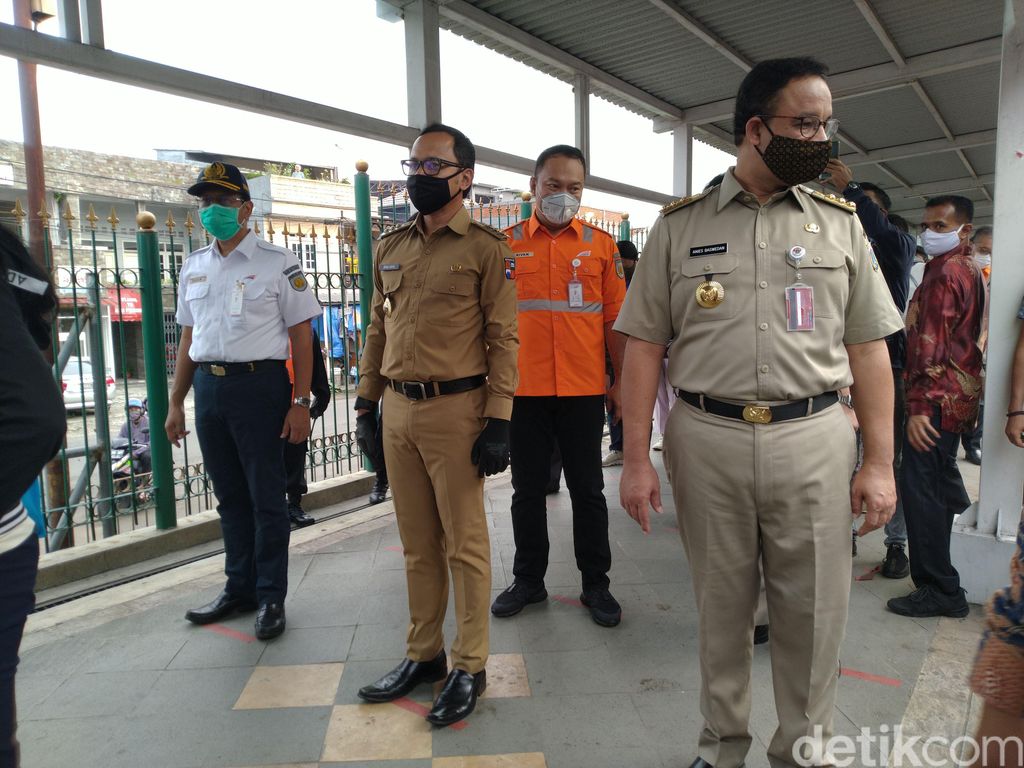 Wali Kota Bogor Bima Arya dan Gubernur Jakarta Anies Baswedan di Stasiun Bogor. (Sachril AB/detikcom)