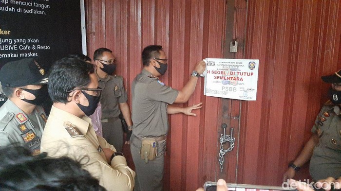 Wali Kota Bogor segel sebuah tempat karaoke yang beroperasi di tengah pandemi