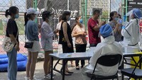 Salah satu tes massal digelar di kompleks olahraga di distrik Dongcheng. Puluhan orang dilaporkan mengantre untuk menjalani tes. Otoritas setempat telah melacak tiga kasus baru hingga ke pasar Yuquandong di distrik Haidian, Beijing bagian barat. Pada Senin (15/6) malam, penjaga keamanan ditugaskan mengawal pasar itu dan pintu gerbangnya ditutup.