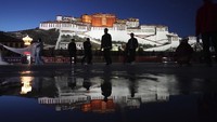 Diketahui bahwa otoritas China melonggarkan pembatasan-pembatasan setelah Partai Komunis menetapkan kemenangan atas virus Corona pada Maret lalu. Namun beberapa waktu terakhir, otoritas Beijing menangguhkan rencana pembukaan kembali Sekolah Dasar (SD) dan menerapkan kembali pembatasan sosial di beberapa area.