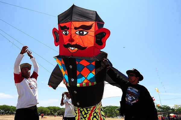 Di beberapa daerah, layang-layang dimainkan sebagai bagian dari ritual tertentu, biasanya terkait dengan proses budidaya pertanian. Robertus Pudyanto/Getty Images  Di beberapa daerah, layang-layang dimainkan sebagai bagian dari ritual tertentu, biasanya terkait dengan proses budidaya pertanian. Robertus Pudyanto/Getty Images Â